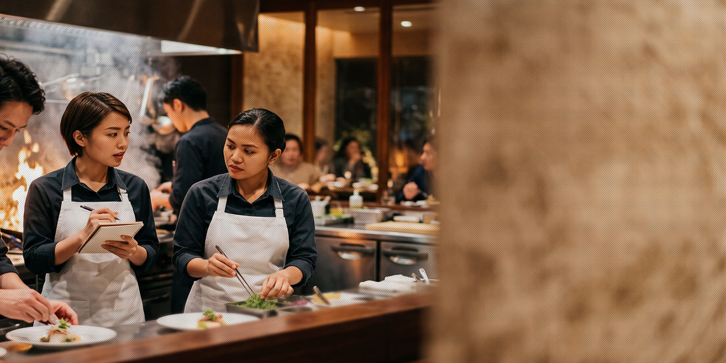 飲食店の厨房で働くスタッフの背景イメージ3